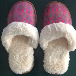 Holiday Women’s Slippers Size 9-10
